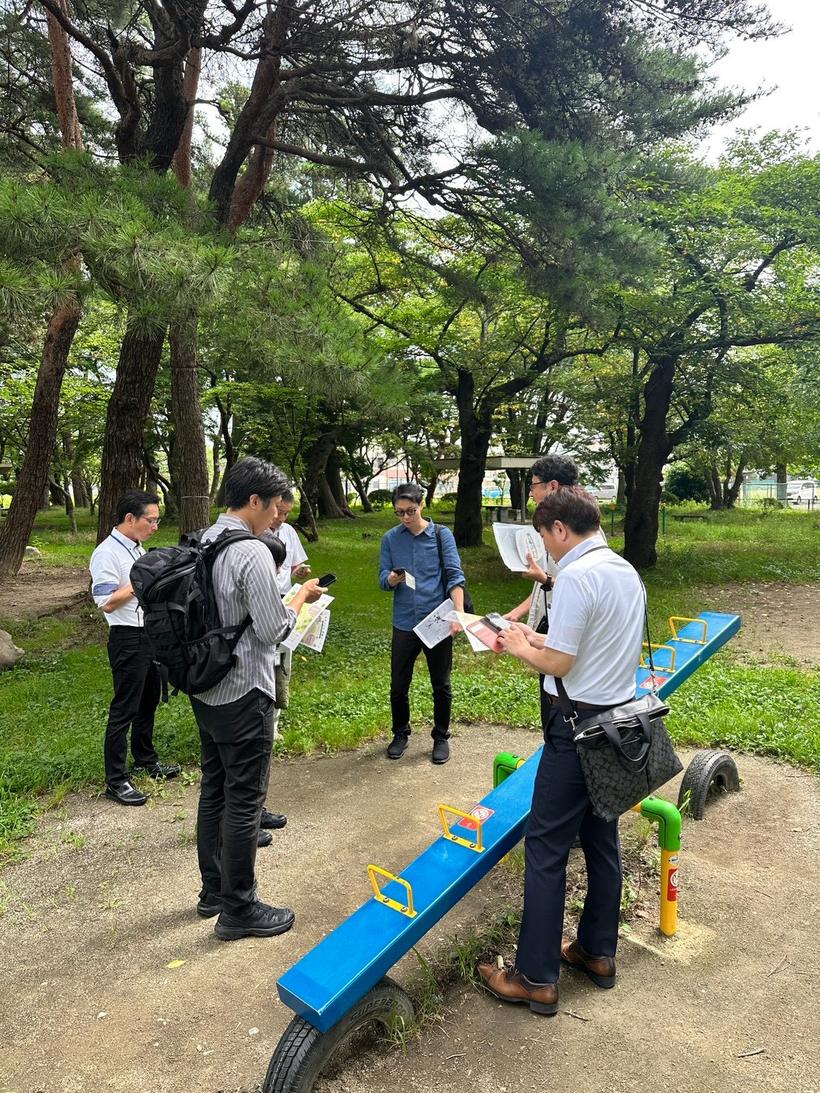 荒雄公園でマチノコエの実証を行う様子